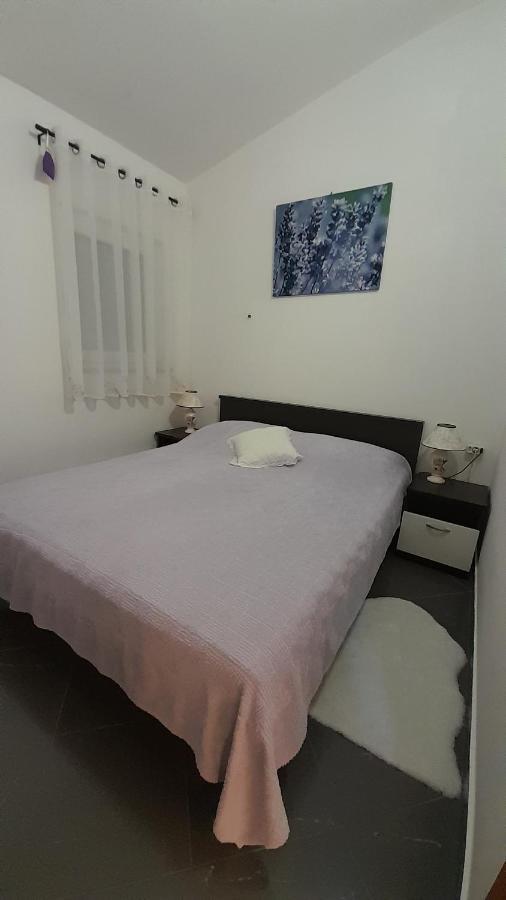 Apartmani Ivankovic Karlobag Bagian luar foto