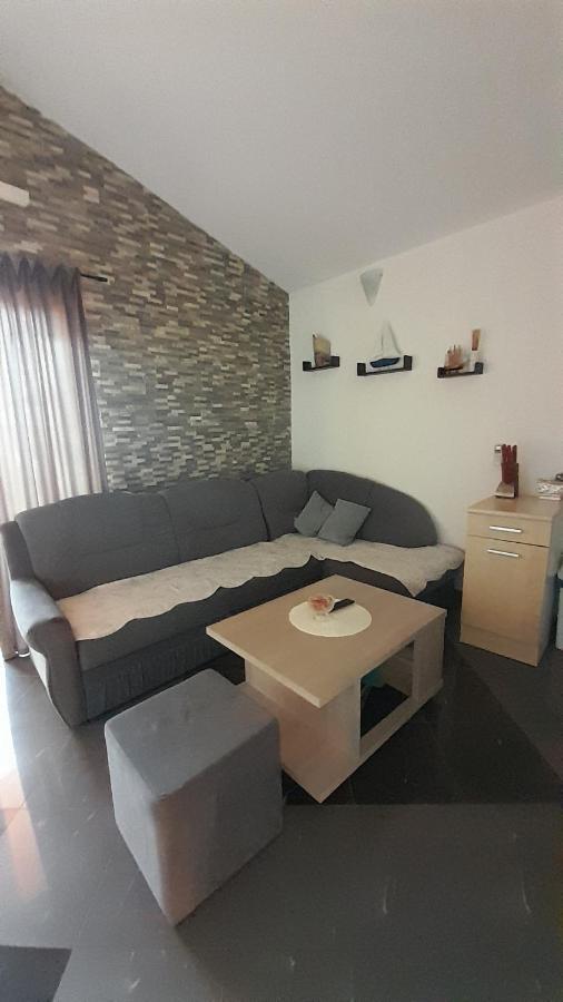 Apartmani Ivankovic Karlobag Bagian luar foto