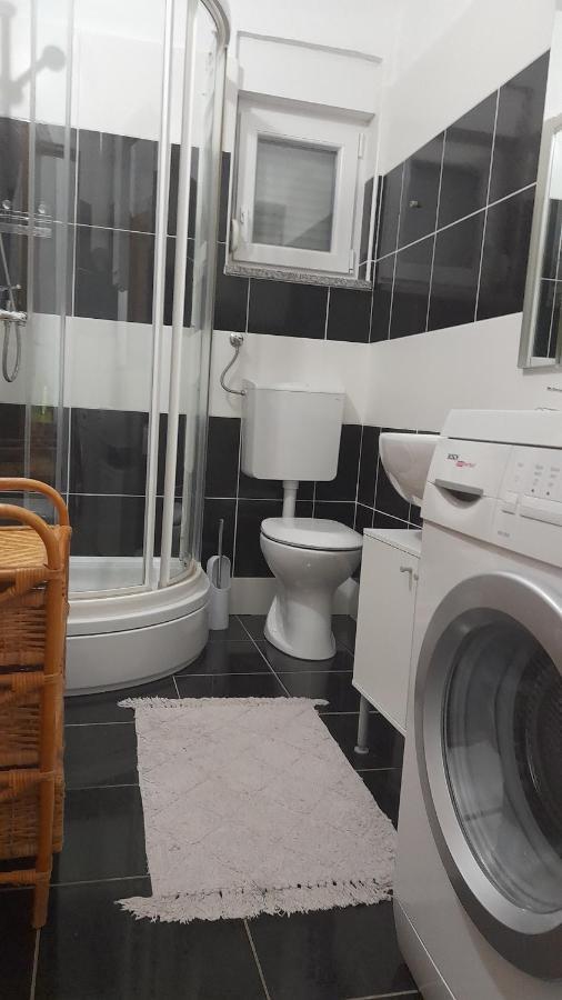 Apartmani Ivankovic Karlobag Bagian luar foto