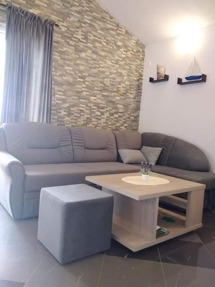 Apartmani Ivankovic Karlobag Ruang foto