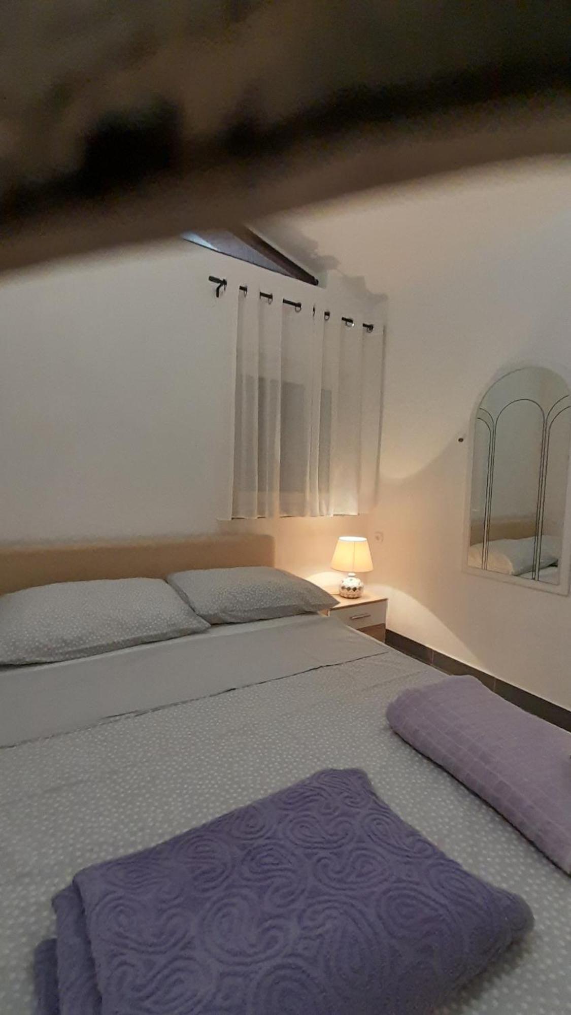 Apartmani Ivankovic Karlobag Ruang foto